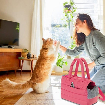 Femme avec sac de transport pour chat
