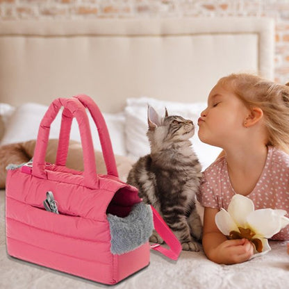 petite fille avec sac de transport pour chat
